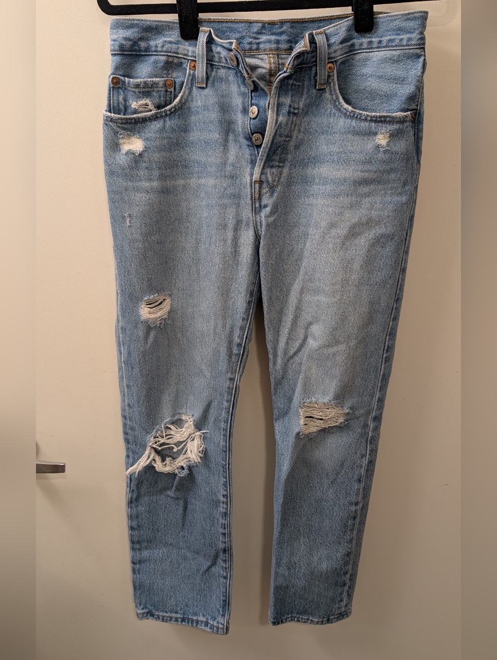 Levi's 501 Cropped Athen's break, Light wash distressed button-fly jean Size 26